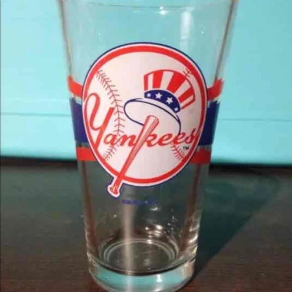 Budweiser Other - Budweiser NY Yankees pint glasses lot of 8